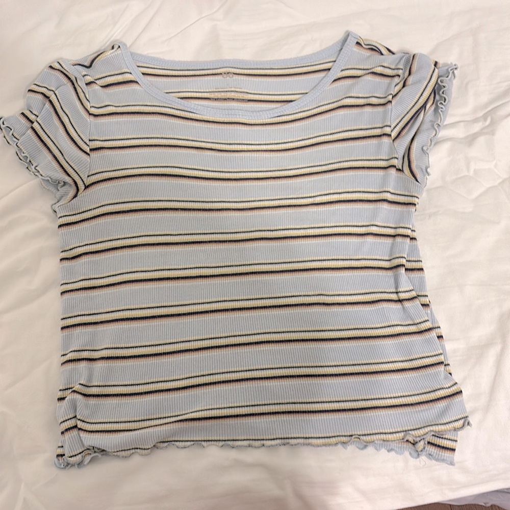 Nice shirt with lettuce short sleeves and bottom